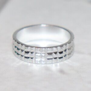 ✨ Beautiful Silver Textured Band Ring – Size 8 Lightweight Shine · Subtle